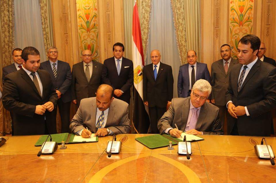 ”العصار” و ”عبد الغفار” يشهدان توقيع بروتوكول لتصنيع آلات ”CNC” بالتعاون مع عين شمس