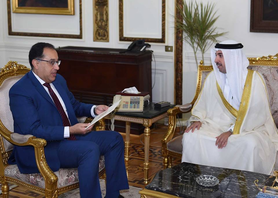 سفير البحرين بالقاهرة ينقل تهنئة رئيس الوزراء لمدبولي ويدعوه للزيارة