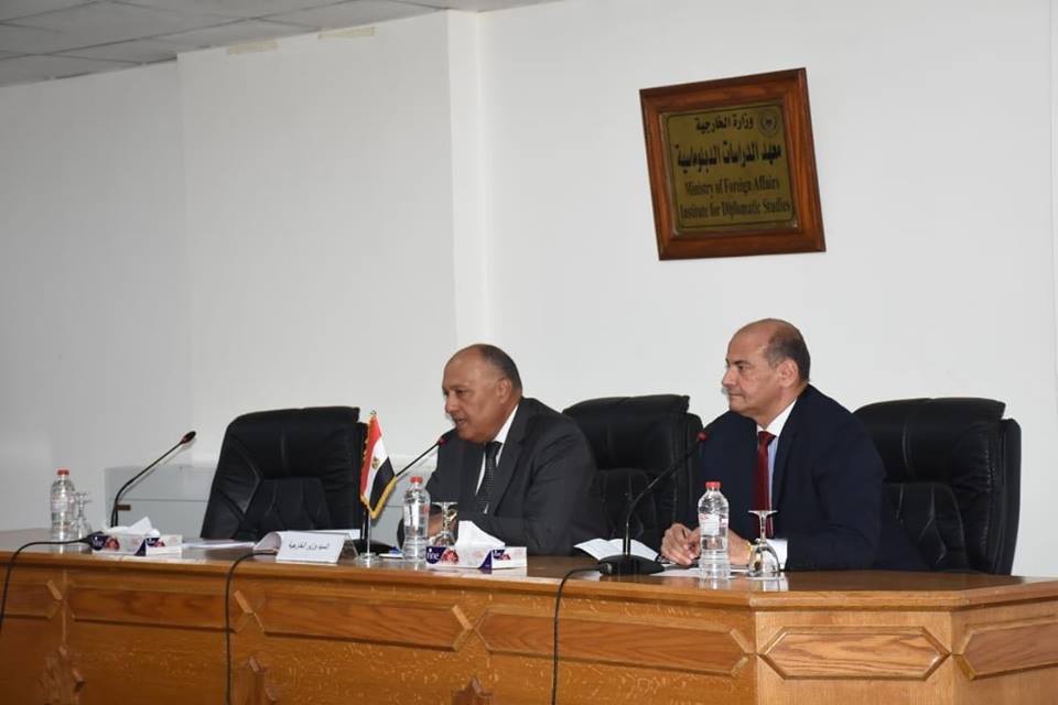 وزير الخارجية يلتقي مع الملحقين العسكريين المرشحين للعمل في الخارج وزوجاتهم