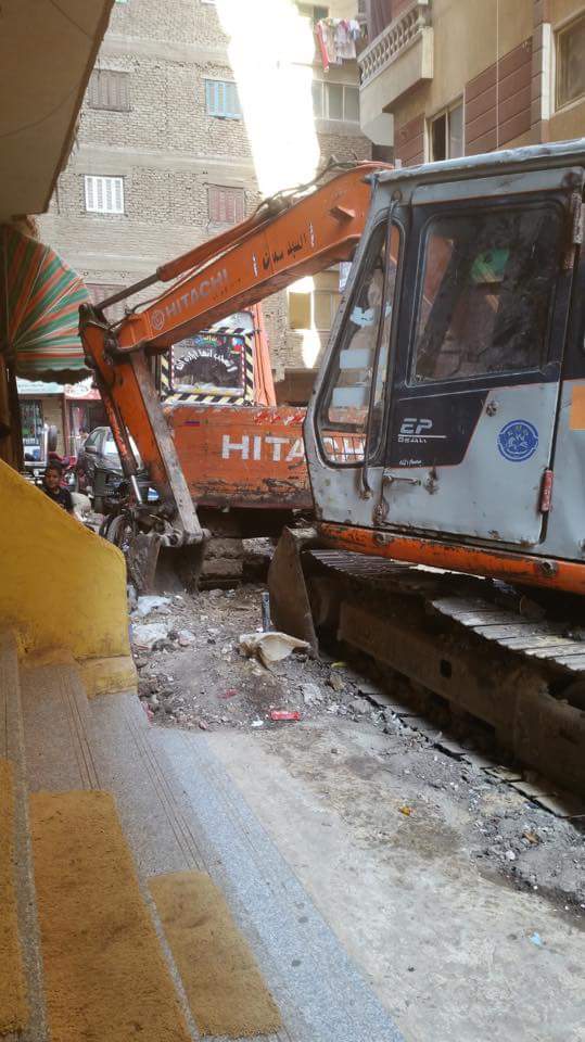مهندس صرف صحي يوقف عن العمل ويترك الحفارات وسط الشارع بالعمرانية