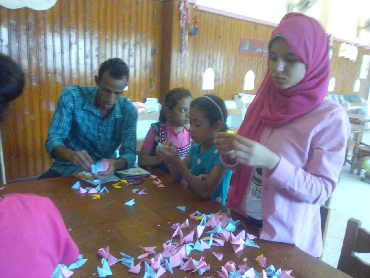 ثقافة الغنايم تقيم ورشة لتصنيع أشكال من الورق بأسيوط