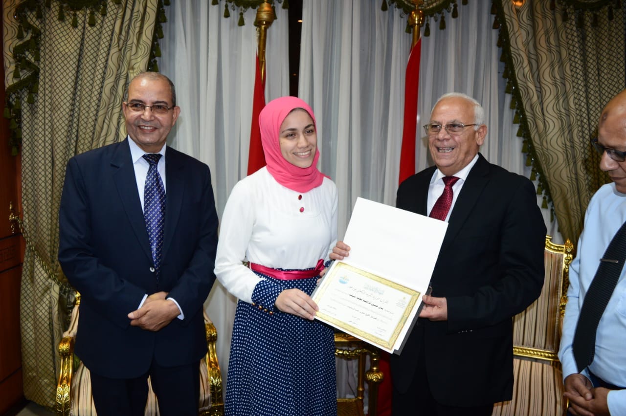 محافظ بورسعيد يكرم اوائل الشهادات