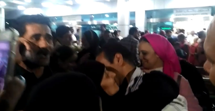 بالصور .. وصول الحاجة سعدية ضحية العمرة المزيفة الي ارض الوطن