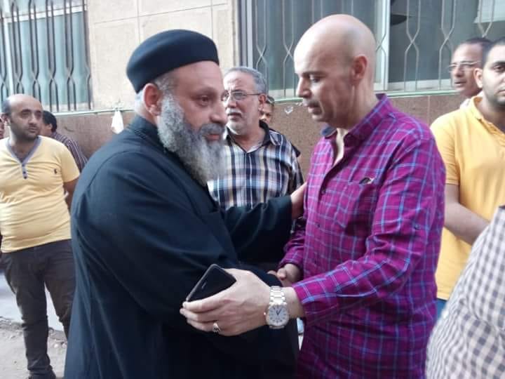وكيل وزارة الصحة بالشرقية يواسى اسر ضحايا حادث منيا القمح اليوم