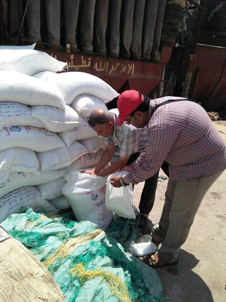 مراقبة الأغذية بالشرقية تضبط مصنع لتجهيز وتعبئة ملح الطعام تحت السلم بمزرعة دواجن 