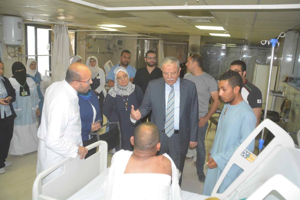 محافظ المنيا يزور حالتين من مصابي حادث الشرفا بالتامين الصحي