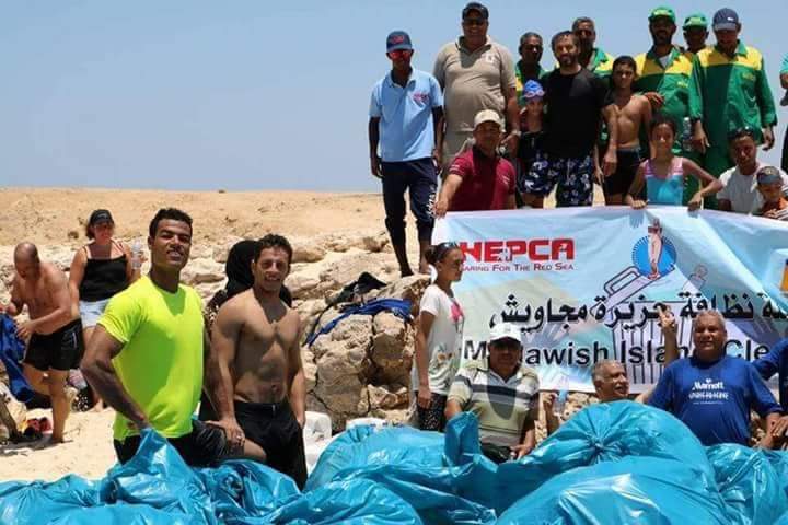 البيئة تنظم حملة نظافة بجزيرة مجاويش بالبحر الأحمر