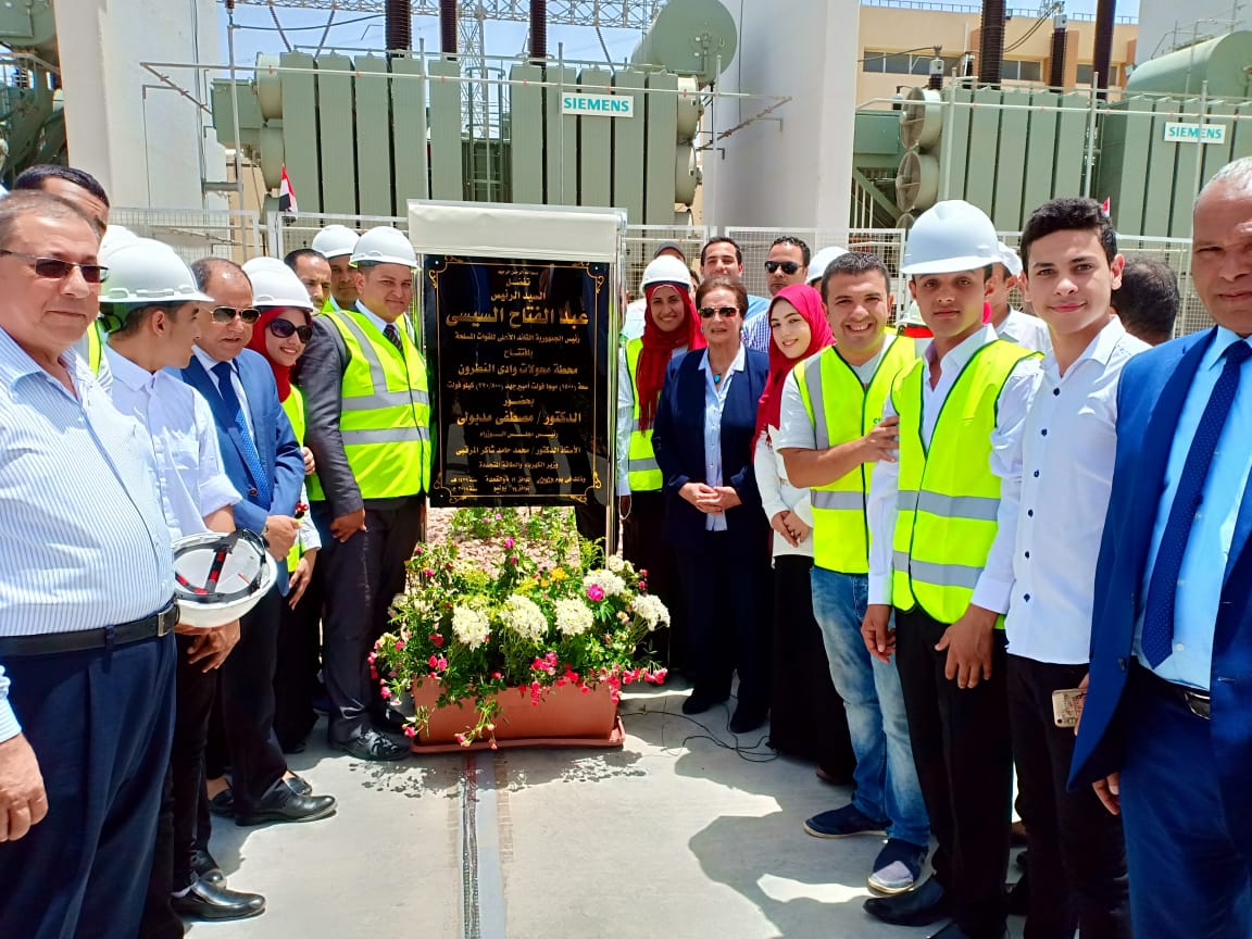 الرئيس السيسى يشهد افتتاح محطة توليد كهرباء وادى النطرون