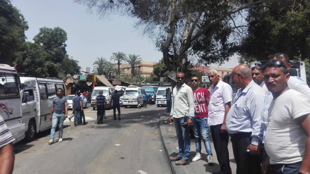 بالصور ..رئيس حى العجوزة يقرر انشاء موقف سيارات فى شارع السودان