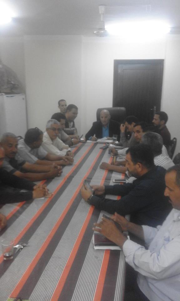 رئيس مركز سمالوط بالمنيا، يناقش حل مشكلة المواقف العشوائية