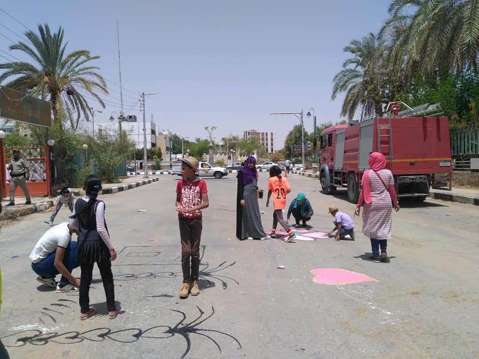 قصر ثقافة طفل الخارجة يقيم ورشة فنية للرسم على الاسفلت
