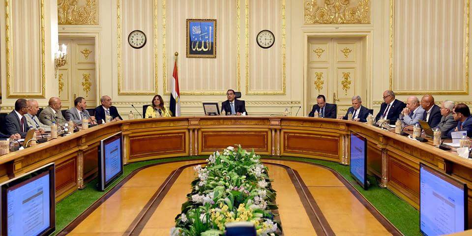 مدبولى يشدد على سرعة الإنتهاء من حصر 300 قرية قريبة من محطات صرف صحى