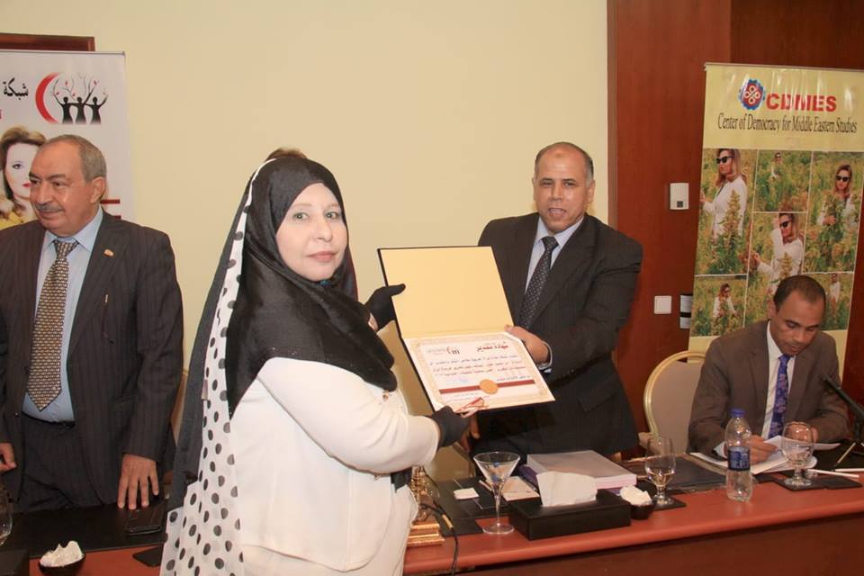 اعلام المرأة العربية تكرم الصحفيه أمل محمود خضير 