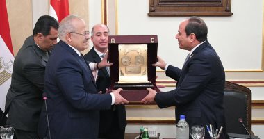 رئيس جامعة القاهرة يهدى الرئيس السيسي درع الجامعة