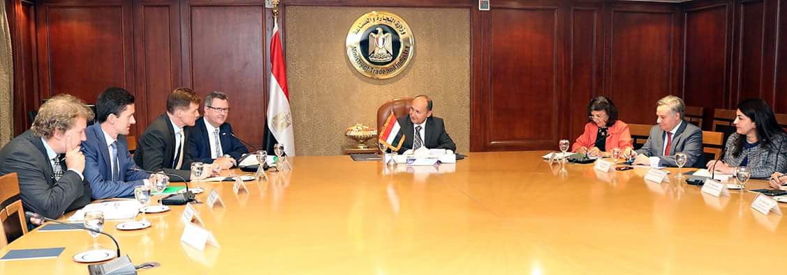 جلسة مباحثات موسعة لوزير التجارة والصناعة والمبعوث التجارى البريطاني لبحث تعزيز العلاقات الإقتصادية المشتركة