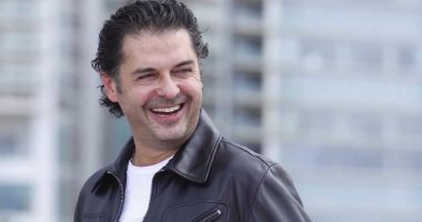 راغب علامة يشارك فتيات صغيرات الغناء خلال حفلة بتونس