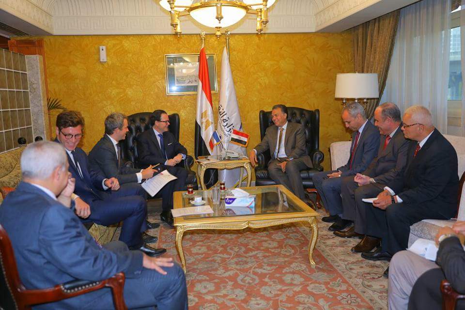 وزير النقل يستقبل السفير الفرنسي بالقاهرة لبحث سبل التعاون بين الجانبين في مجال السكك الحديدية ومترو الانفاق