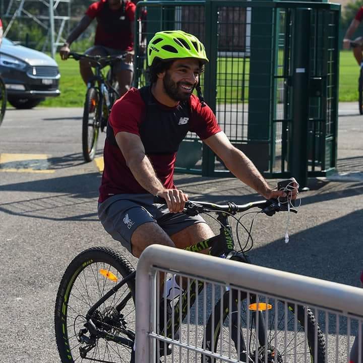 محمد صلاح يتجول بـ العجلة في شوارع فرنسا