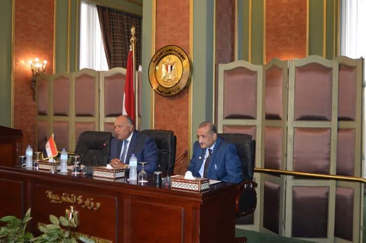 سامح شكري يؤكد على أهمية مراعاة الانضباط في العمل والتفاني في العطاء لخدمة المصلحة الوطنية العليا