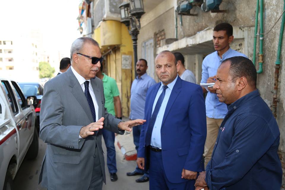 الهجان يتفقد اعمال رفع مطابق الصرف الصحى بشوارع مدينة قنا