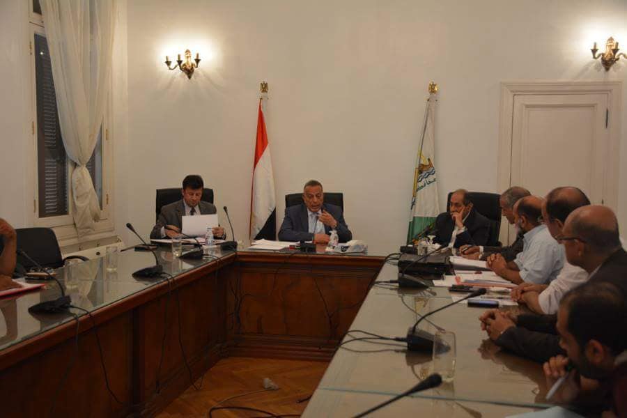 محافظ الجيزة يدفع بــ 23 سيارة مياه شرب معقمة للشوارع ببعض المناطق