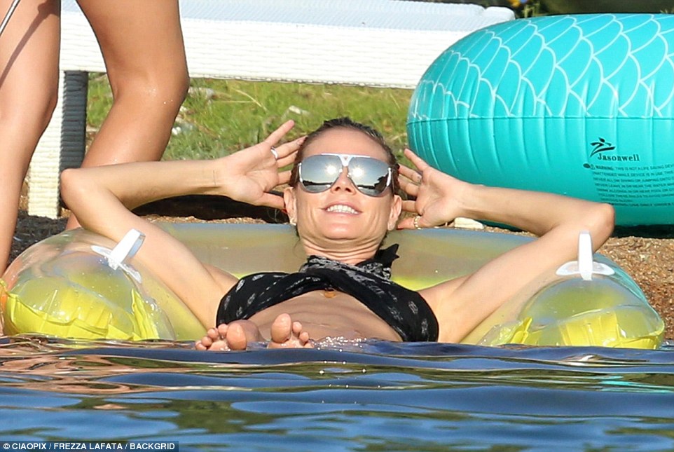 هيدى كلوم تستمتع بأجازتها مع العائلة فى سيردينيا