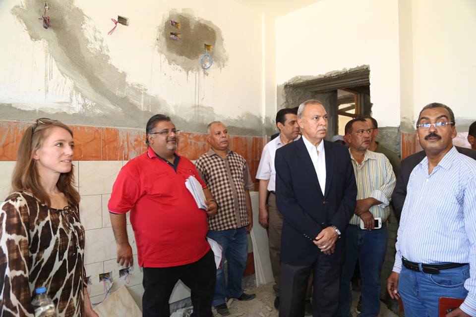محافظ قنا وممثل الوكالة الأمريكية للتنمية الدولية يتفقدان مدرسة (STEM) للمتفوقين
