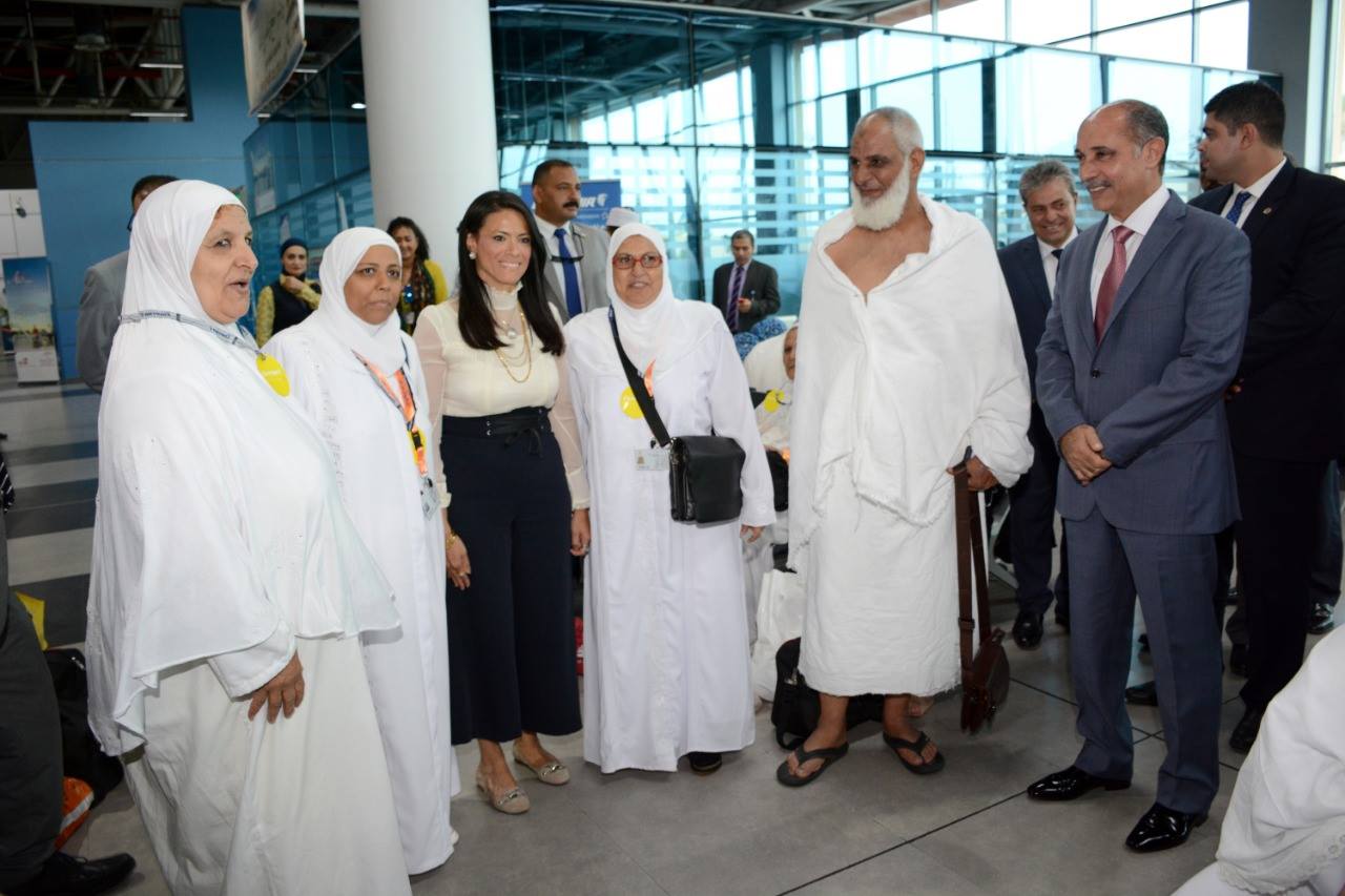 وزيرا الطيران والسياحة يودعان حجاج السياحة المغادرين إلى الأراضى المقدسة اليوم