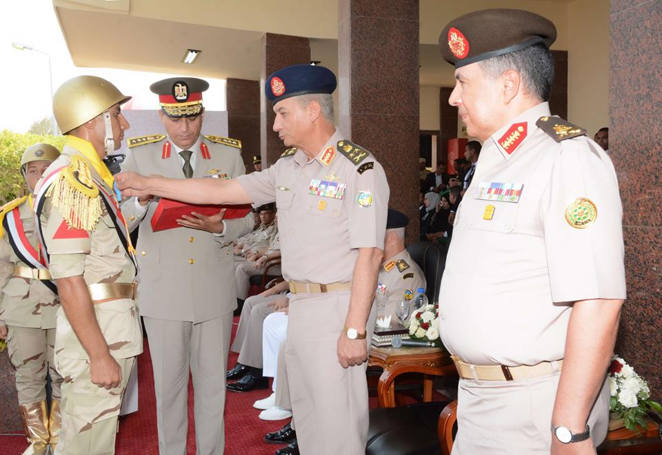 وزير الدفاع  يشهد الإحتفال بتخريج دفعات جديدة من المعاهد الصحية