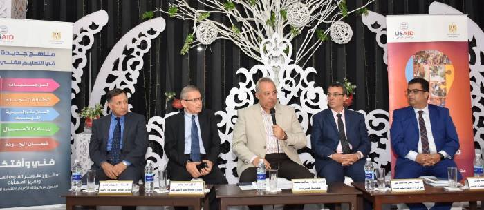 اللواء خالد سعيد لا أخجل من تقبيل يد معلمي رغم تقلدي لمناصب قياديه إحتراماً وإجلالاً له