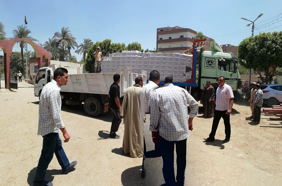 القوات المسلحة تدعم  38 الف و650 كرتونة مواد غذائية للاسر الاكثر احتياجا بالقرى والمراكز باسيوط