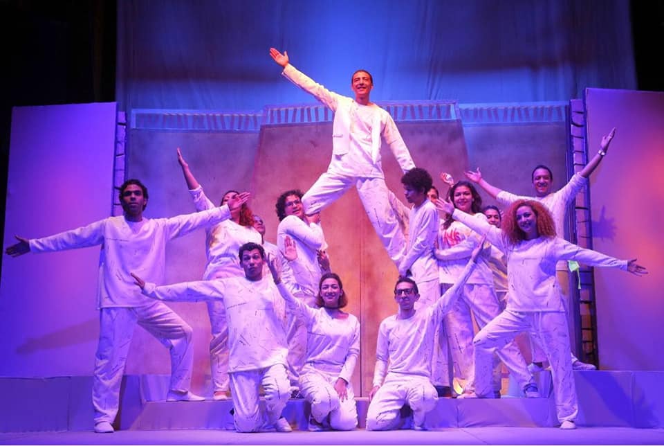 ” ولاد البلد” تختتم عروضها بالأقصر من أمام المعبد