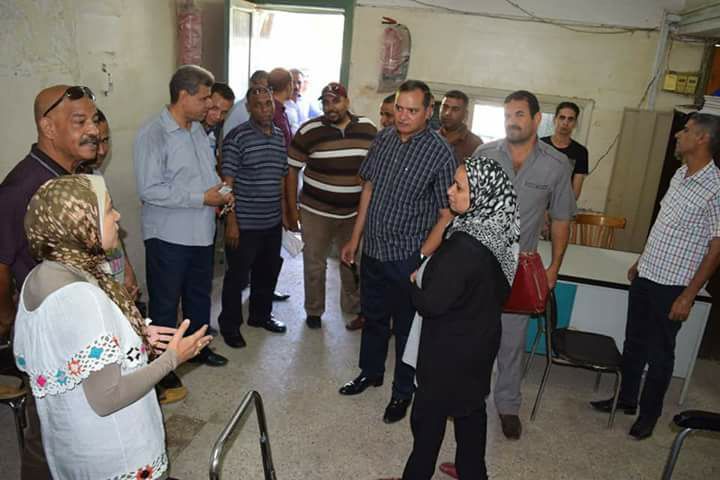 رئيس جامعة سوهاج يتفقد المستشفى الجامعى