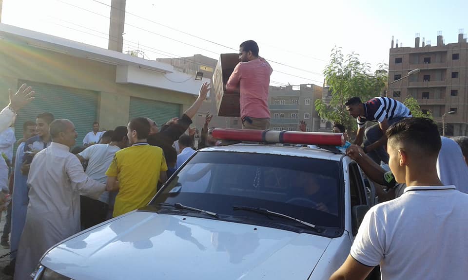 حزب مستقبل وطن ببني مزار ترسم البهجة وتوزع هدايا للاطفال عقب صلاه العيد
