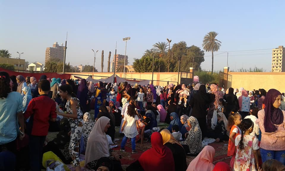 مئات المواطنين يؤدون صلاه عيد الأضحي وسط تشديدات أمنية مكثفة بالساحة الشعبية ببني مزار