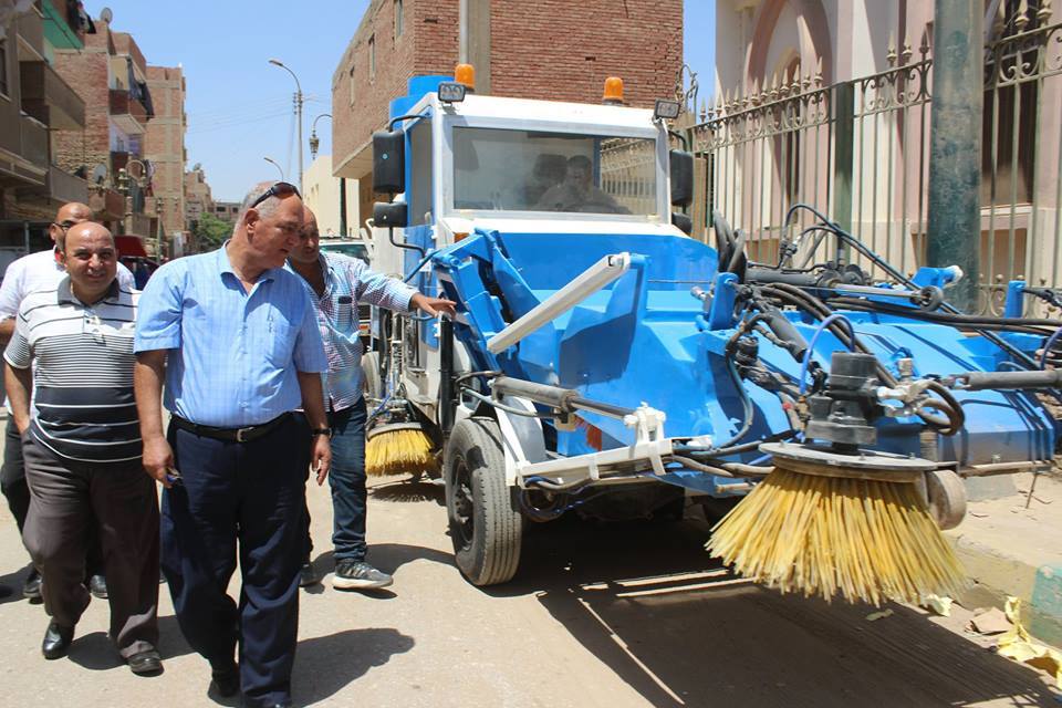 مجلس مدينة مطاي بالمنيا يجري تجربة عملية لمكنسة ”آلية” تنظف الشوارع
