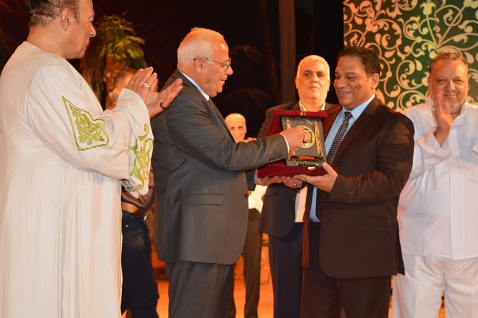 محافظ بورسعيد يهنئ نجوم شباب فى عين الرسول بنجاح العرض