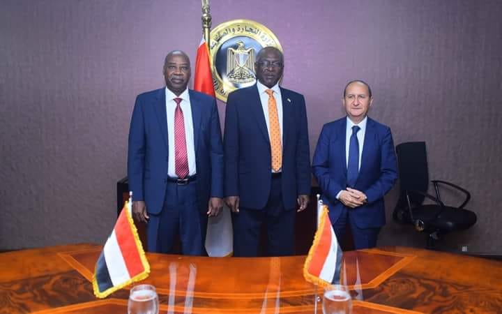 وزير التجارة والصناعة يعقد جلسة مباحثات موسعة مع نظيره بدولة السودان