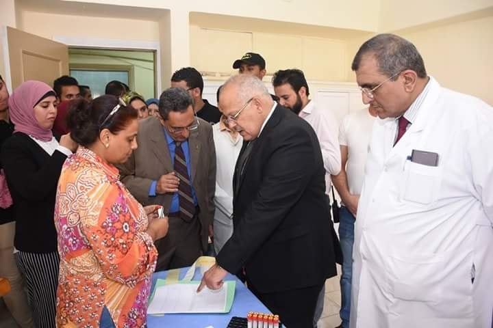جولة تفقدية لرئيس جامعة القاهرة بمقر الكشف الطبي للطلاب المستجدين