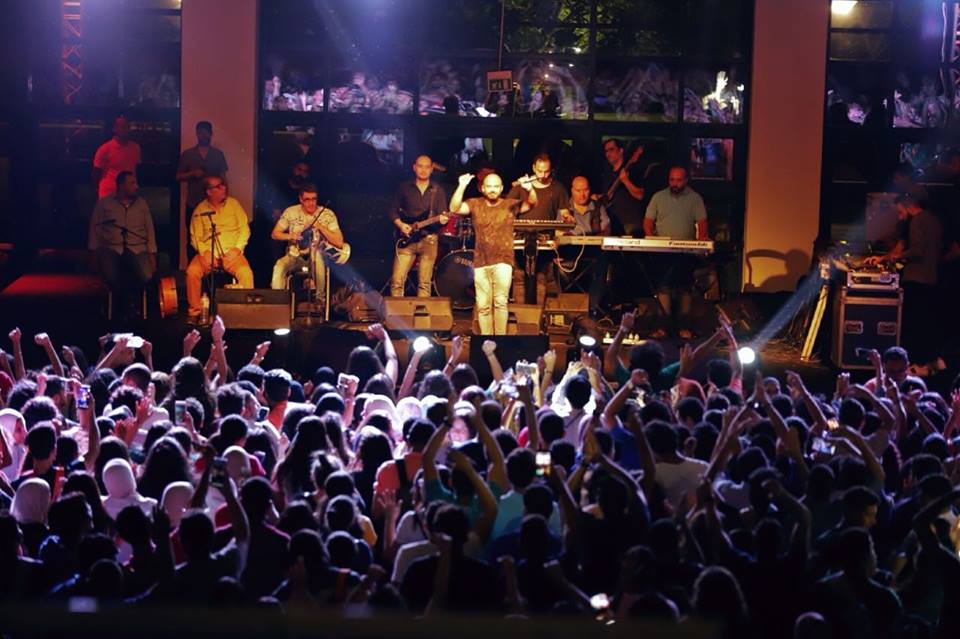 استكمالا لنجاحاته.. العسيلي يحيي حفلا ناجحا وسط طلاب الجامعة الامريكية