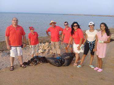 بالصور... تنظيف شاطىء منتجع رويال بيتش ريزروت بالتعاون مع روتارى الجونة