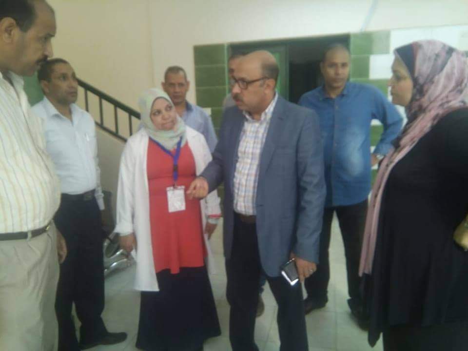 بالصور..جولة مفاجئة لوكيل صحة أسيوط وإحالة 13 من العاملين بالإدارة الصحية  للتحقيق