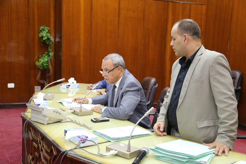محافظ قنا يبحث 250 طلب خلال اللقاء الإسبوعى المفتوح