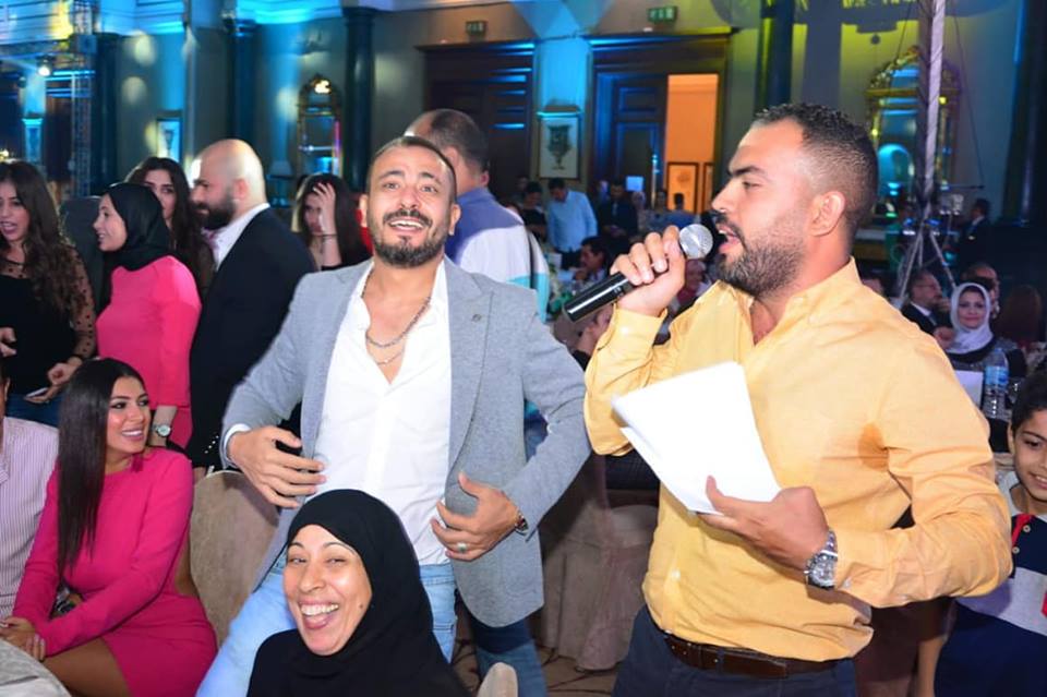 محمد نجاتي يقبل يد والدته أمام نجوم الفن في حفل ماستر جروب