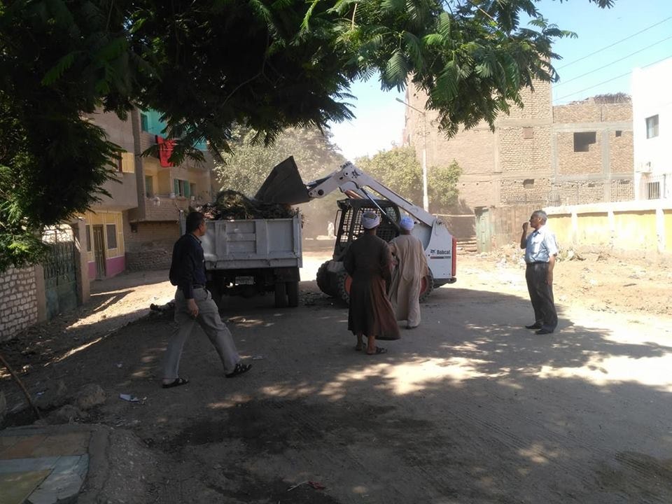 إزالة فورية لـ حالات تعدي وتحرير محاضر إشغال ورفع 250 طن قمامة بالغنايم