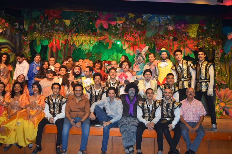 وزيرة الثقافة تشهد العرض المسرحي ”أليس في بلاد العجائب ”والجميع يستقبلها بحفاوة كبيرة