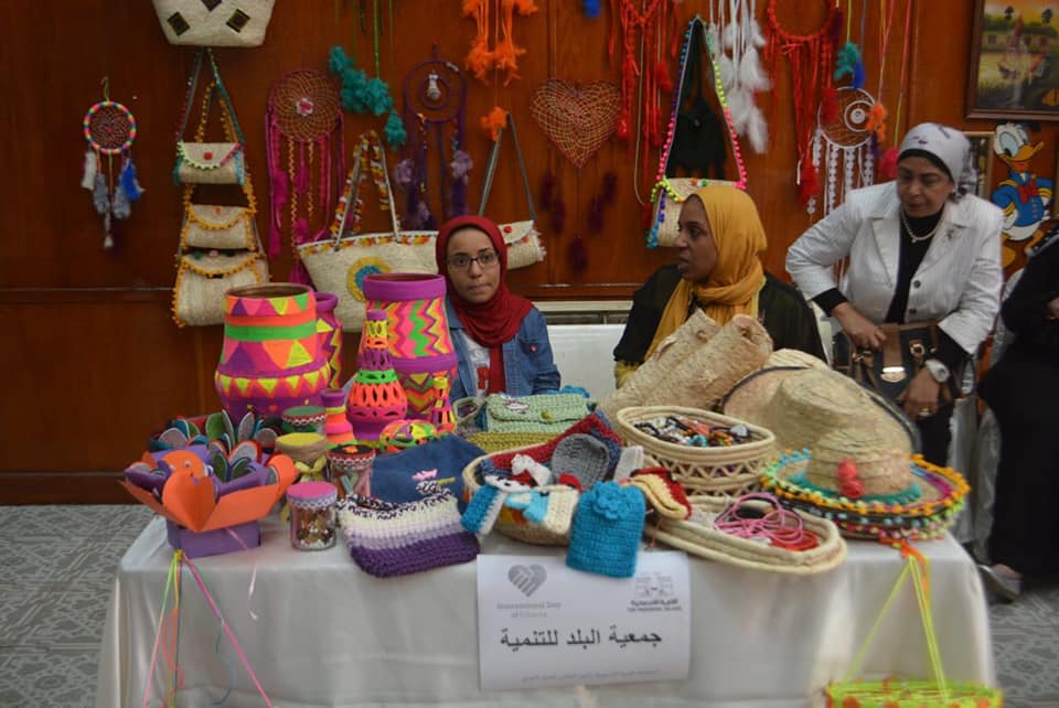 بالصور.. مؤسسات وجمعيات خيرية تشارك في اليوم الخيري العالمي بالقرية الفرعونية