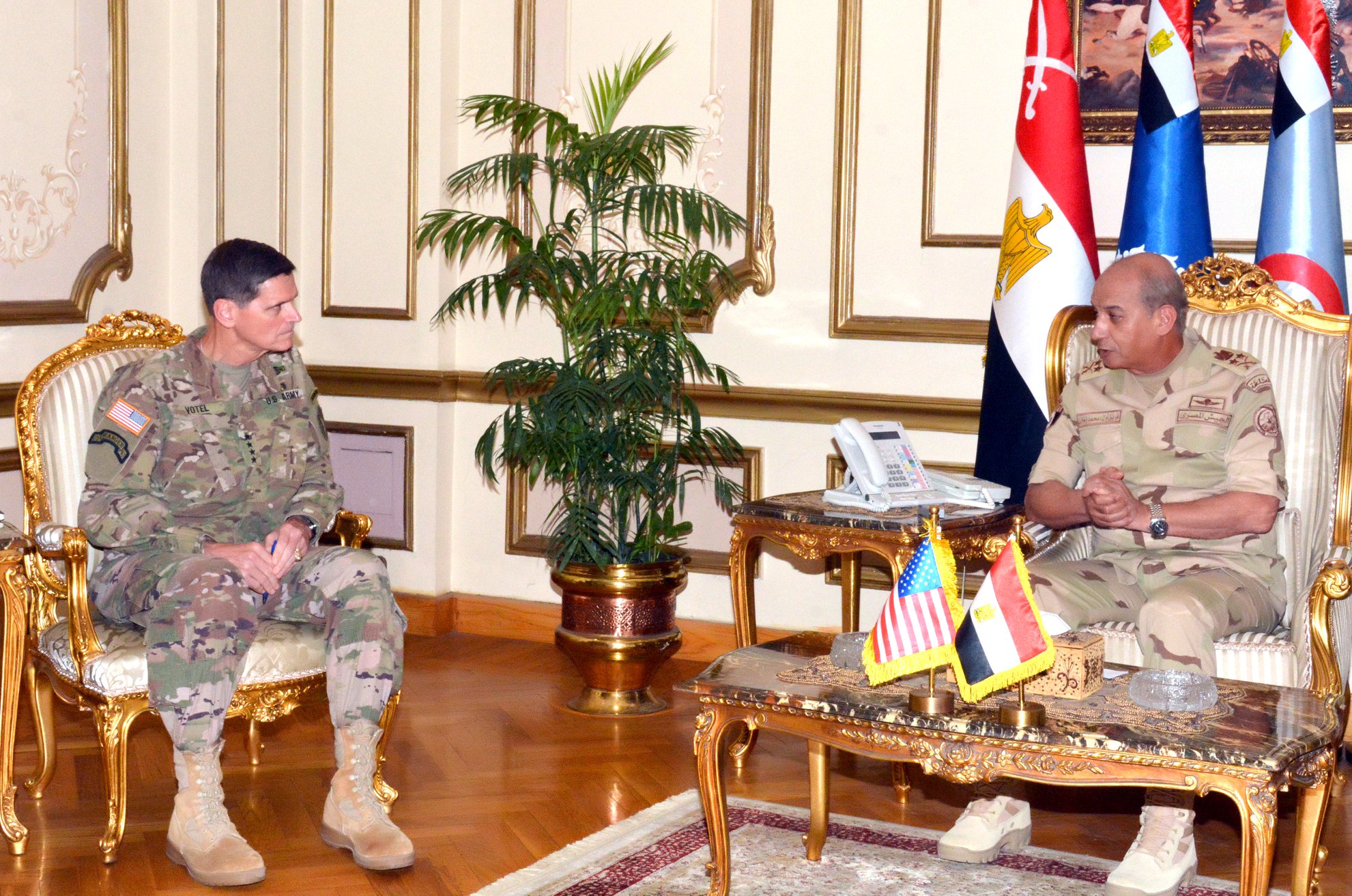 وزير الدفاع يستقبل قائد القيادة المركزية الأمريكية