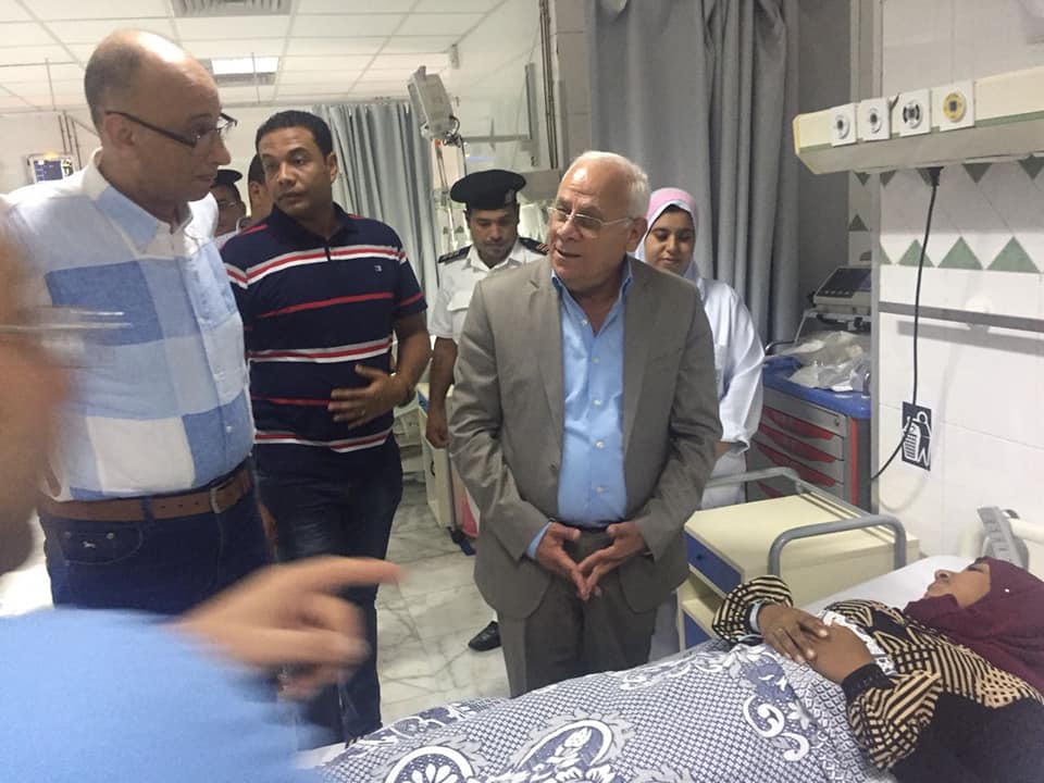 محافظ بورسعيد يطمئن علي المصابين في حادث اتوبيس الاستثمار