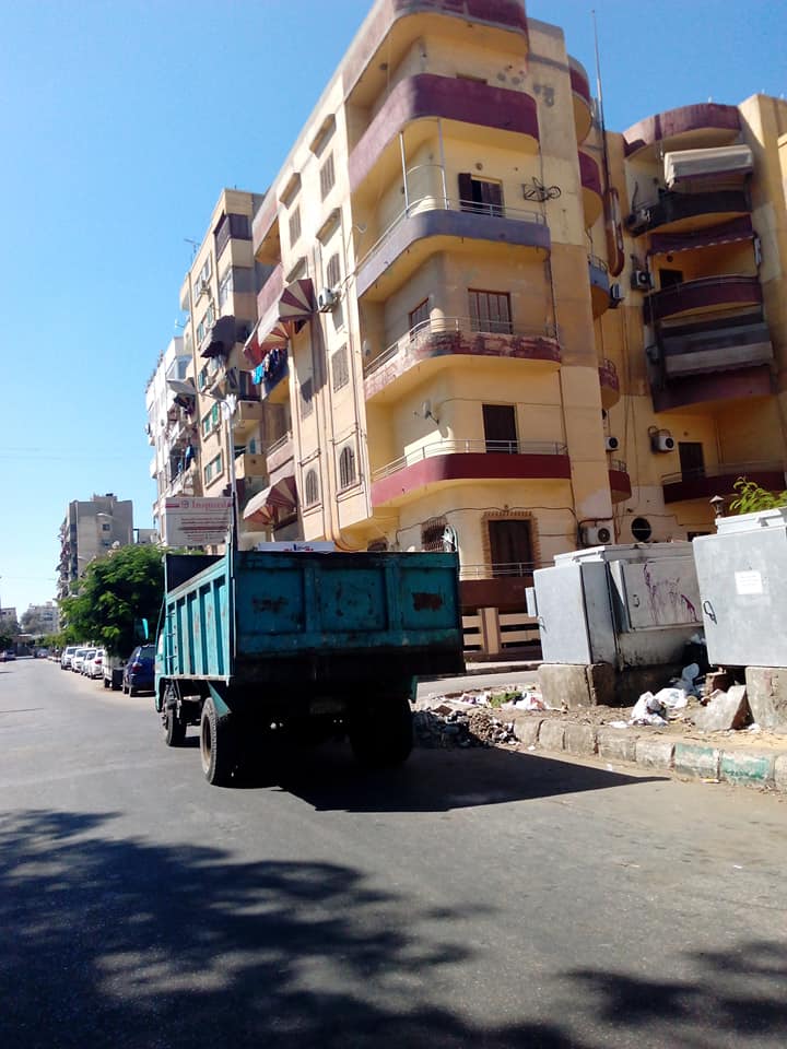 محافظة بورسعيد تشهد غلق وتشميع محل يستخدم لتجهيز الملابس المعدة للتهريب